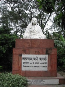 Rani Rashmoni statue at the Esplanade, Kolkata (cc) Wikimedia Commons